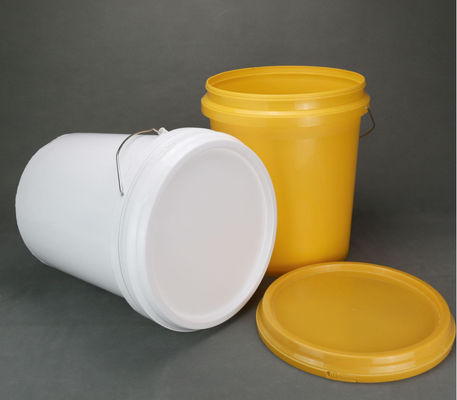 ढक्कन पर स्नैप बहुमुखी भंडारण के लिए गास्केट के साथ स्टैकेबल सफेद 5 गैलन प्लास्टिक बाल्टी