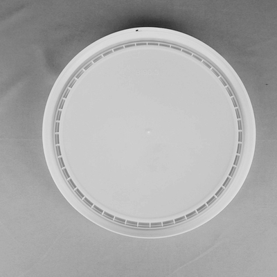 अनुकूलन योग्य लोगो के साथ विभिन्न क्षमताओं में चिकनी सतह प्लास्टिक गोल बाल्टी